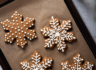 hrnkové perníčky ve tvaru hvězdiček na plechu