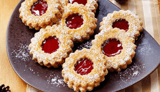 linecké cukroví ze špaldové mouky slepené marmeládou na talíři