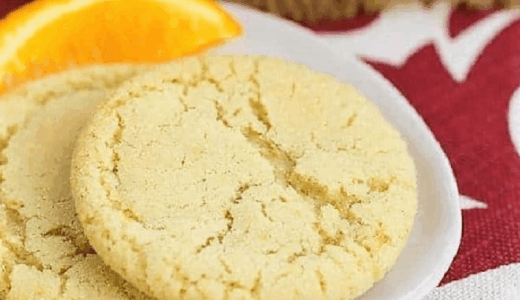 pomerančové crinkles na talíři s plátkem pomeranče