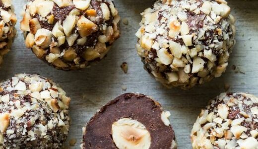 Lahodné kuličky s čokoládou a lískovým oříškem uvnitř a venku.