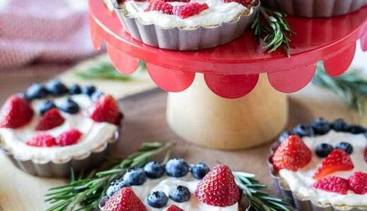 Sladké košíčky s ovocem ozdobené jako sněhulák.