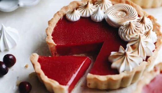 Krásně ozdobené košíčky s náplní z brusinek.