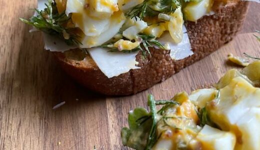 Tři opečené chlebíčky v jemnou pomazánkou na francouzský způsob.