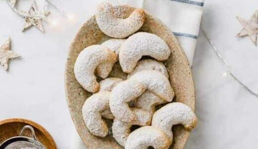 Sladké vánoční mlsání v podobě rohlíčků z mandlí.