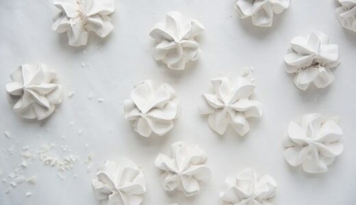 Ozdobné krémové květinky