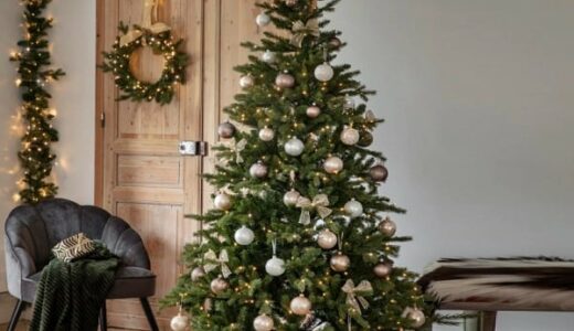 Vánočně ozdobená borovice ve stojanu