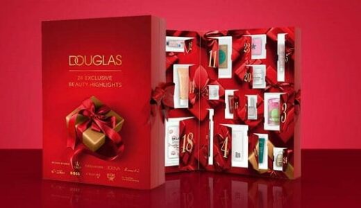 Červený adventní kalendář Douglas s ukázkou vnitřního obsahu.