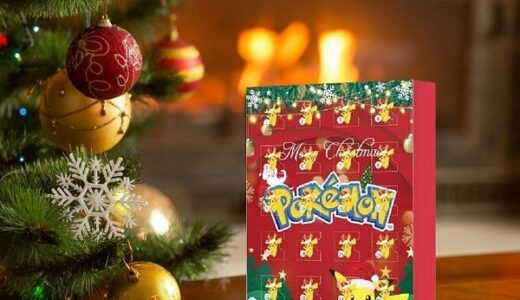Adventní kalendář s Pokémony na pozadí vánočního stromku.