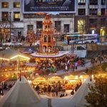 Osvětlené adventní trhy v Manchesteru.