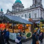 Vánoční stánky na belfastských vánočních trzích.