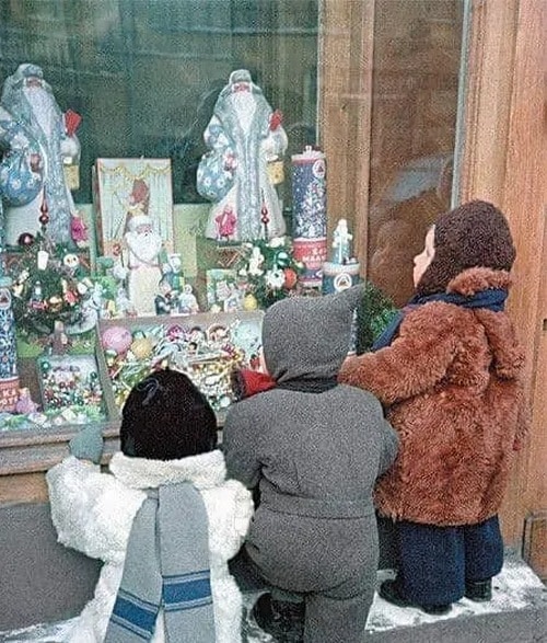 Vánoční výloha s Dědou Mrázem.