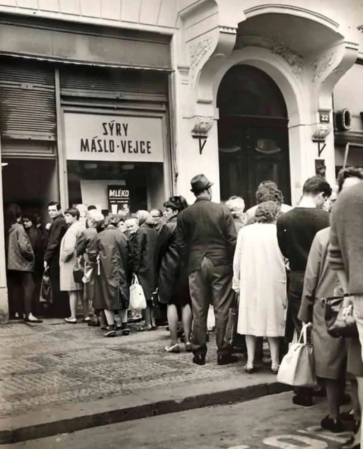 Předvánoční fronta před obchody.