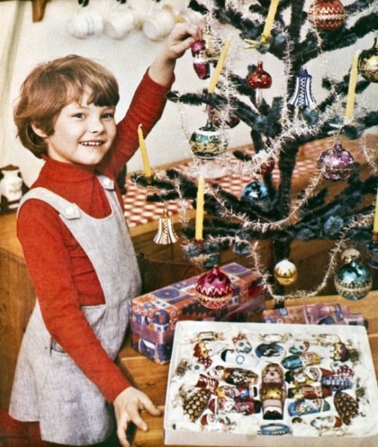 Vánoční stromeček s ozdobami z doby socialismu.