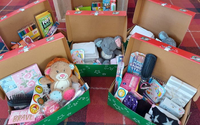 Krabice s dobrými dárky pro děti.